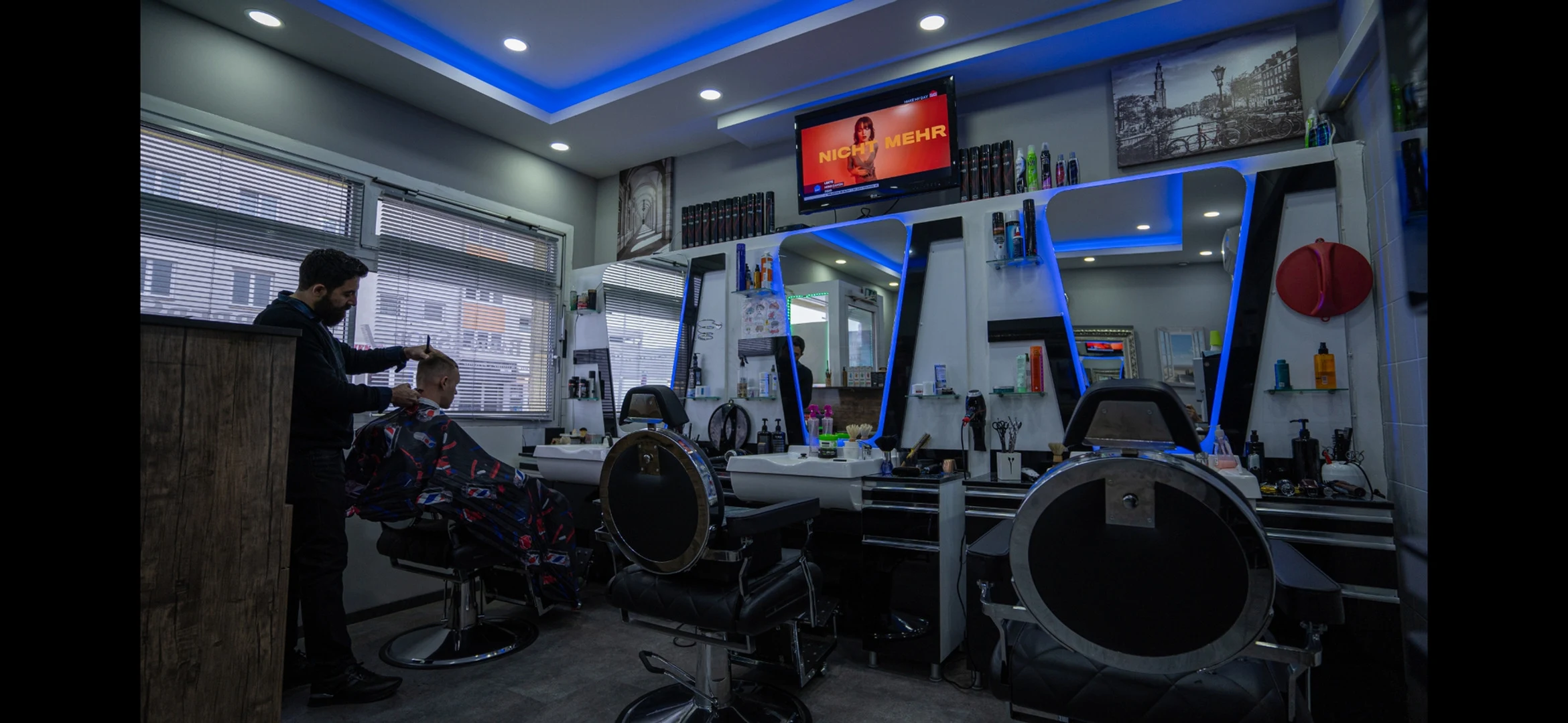 Salon Innen mit blauer LED